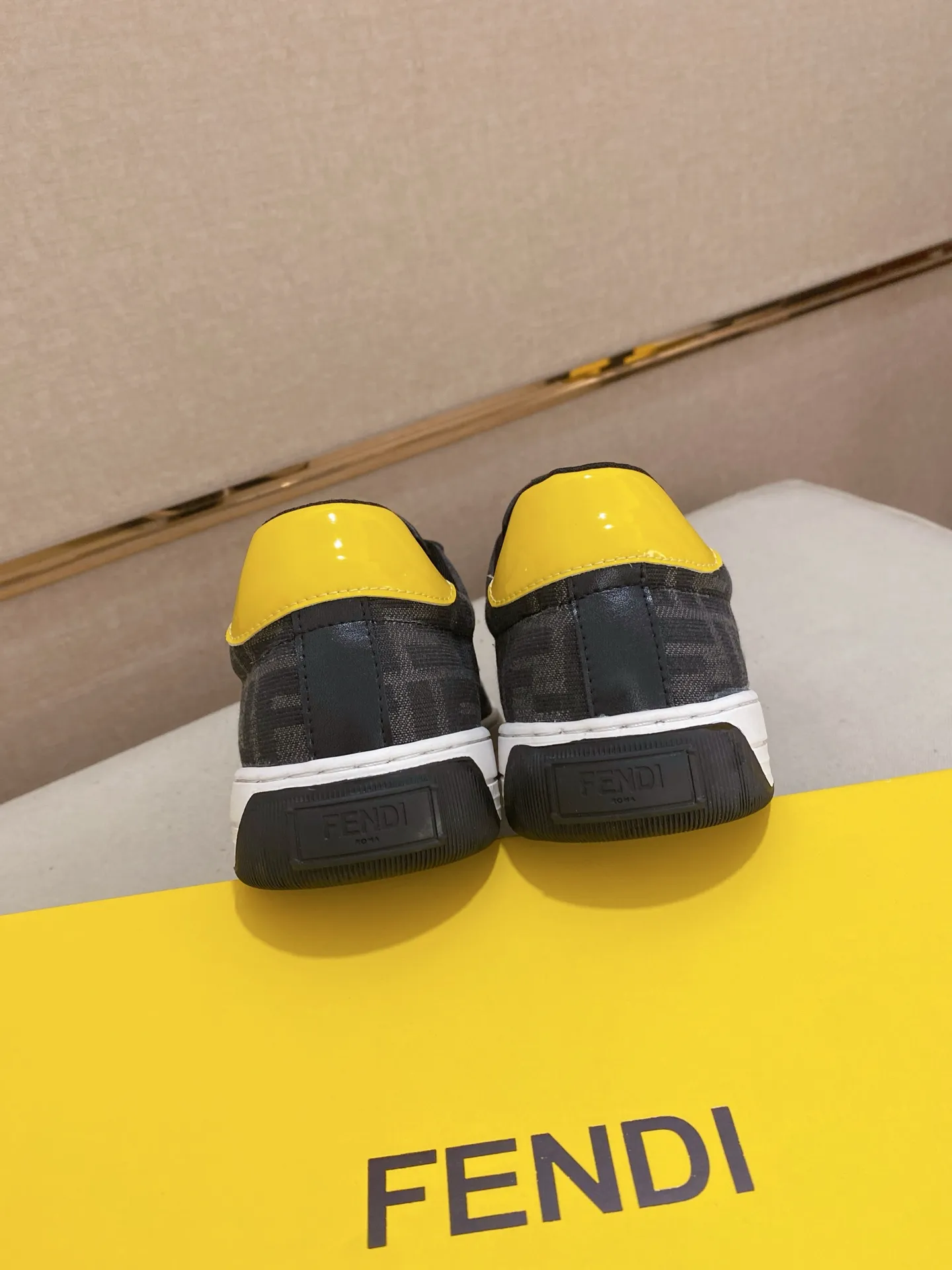 Men's shoes 💰 400💰 (FENDI) New high-top 👊🏻 upper 🇮🇹 imported cowhide fabric 🇩🇪 lining imported sheepskin lining. The original outsole is molded to highlight the identity of every man, and the upper foot is stable and stable🚶🏻🚶🏻The high-end custom counters reproduce the original version📯No matter the wind or rain, the shoe last remains unchanged and can withstand the verification of time🔍️,🔵 Size: 38-44 (45 is custom-made and cannot be returned or exchanged